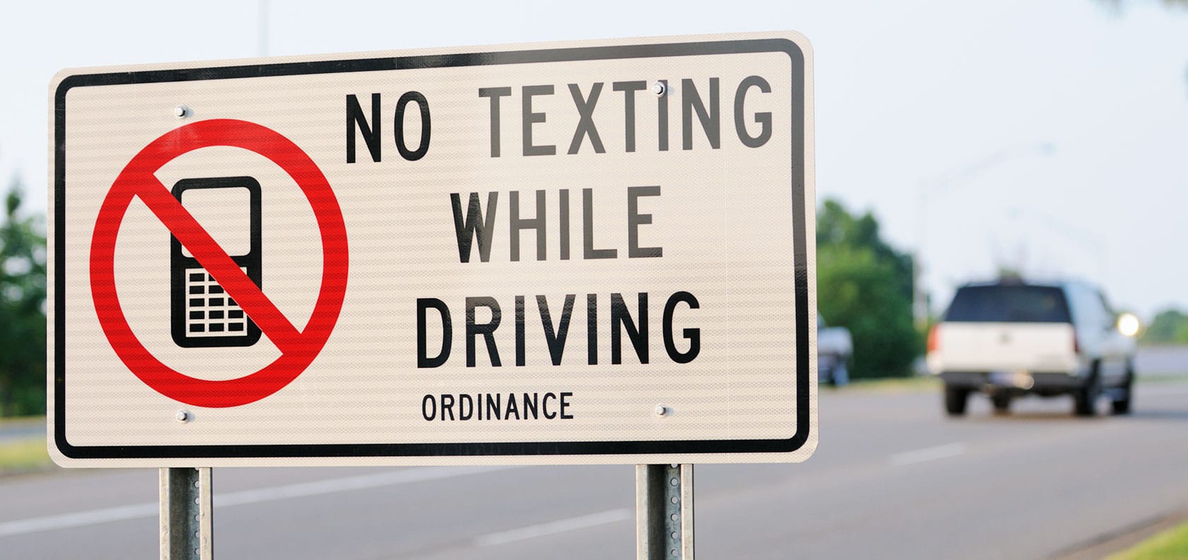 Traffic signal with "no texting while driving" message